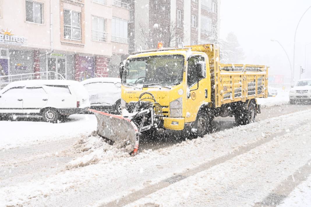 Konya’nın beyaz örtüyle kaplanan ilçesinde karla mücadele ediliyor 1